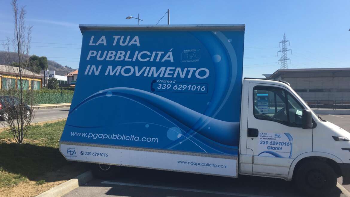 Camion vela a Seriate: pubblicità in movimento lungo le vie di Bergamo